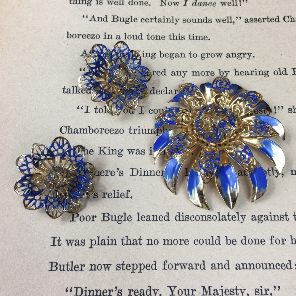 Vintage Gold Tone Filigree & Blue Enamel Set - Picture 2 of 8